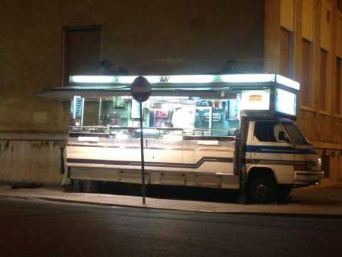 Gli storici ''pane e merda'', istituzione sul lungomare di Bari